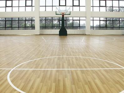 室内篮球场应选择什么样的地板？